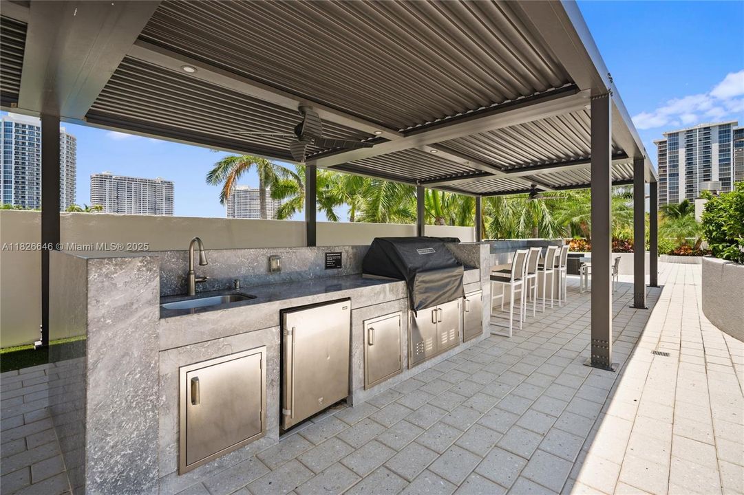 Под контрактом: $1,500,000 (2 спален, 2 ванн, 2730 Квадратных фут)