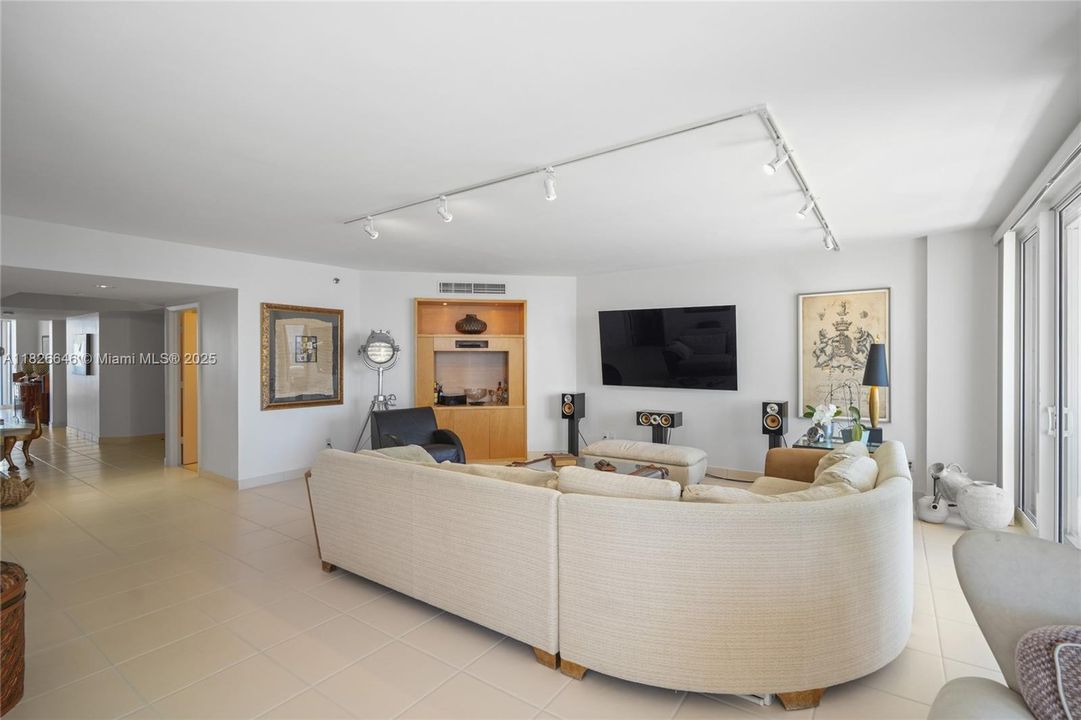 Под контрактом: $1,500,000 (2 спален, 2 ванн, 2730 Квадратных фут)