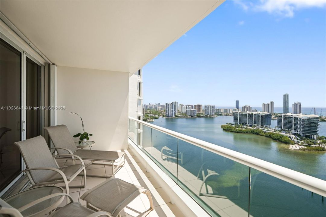 Под контрактом: $1,500,000 (2 спален, 2 ванн, 2730 Квадратных фут)