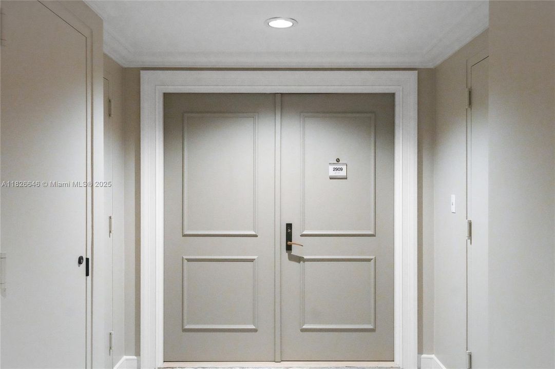 Под контрактом: $1,500,000 (2 спален, 2 ванн, 2730 Квадратных фут)