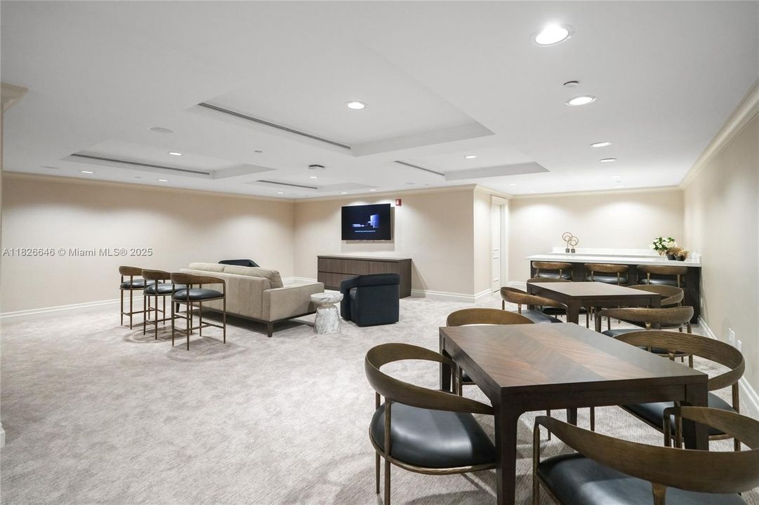 Под контрактом: $1,500,000 (2 спален, 2 ванн, 2730 Квадратных фут)