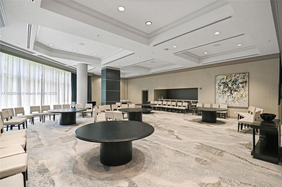 Под контрактом: $1,500,000 (2 спален, 2 ванн, 2730 Квадратных фут)