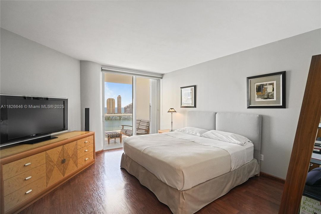 Под контрактом: $1,500,000 (2 спален, 2 ванн, 2730 Квадратных фут)