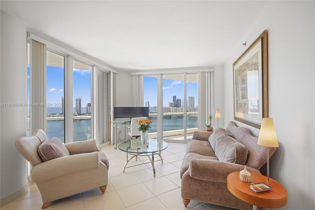 Под контрактом: $1,500,000 (2 спален, 2 ванн, 2730 Квадратных фут)