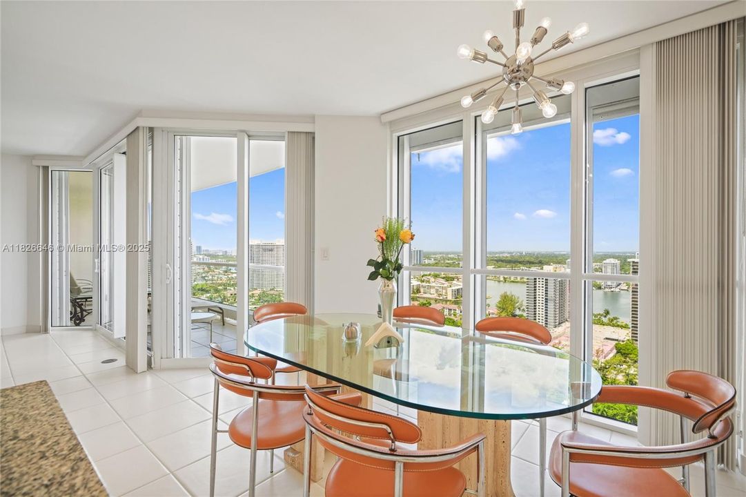 Под контрактом: $1,500,000 (2 спален, 2 ванн, 2730 Квадратных фут)