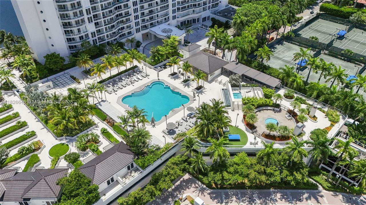 Под контрактом: $1,500,000 (2 спален, 2 ванн, 2730 Квадратных фут)