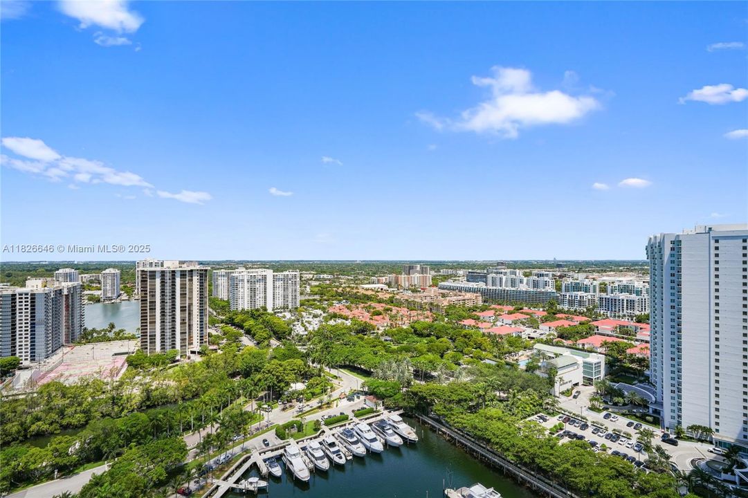 Под контрактом: $1,500,000 (2 спален, 2 ванн, 2730 Квадратных фут)