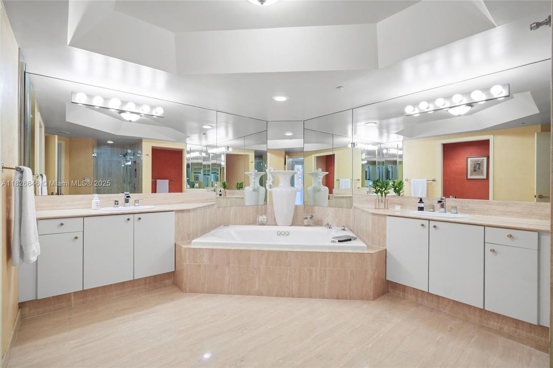 Под контрактом: $1,500,000 (2 спален, 2 ванн, 2730 Квадратных фут)