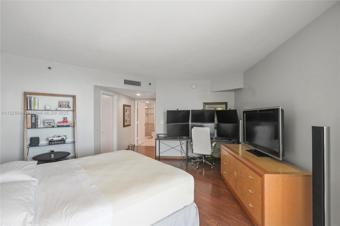 Под контрактом: $1,500,000 (2 спален, 2 ванн, 2730 Квадратных фут)