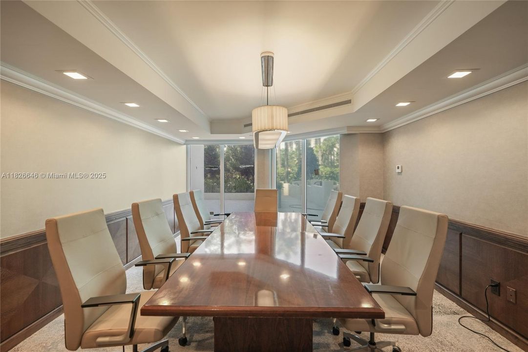 Под контрактом: $1,500,000 (2 спален, 2 ванн, 2730 Квадратных фут)