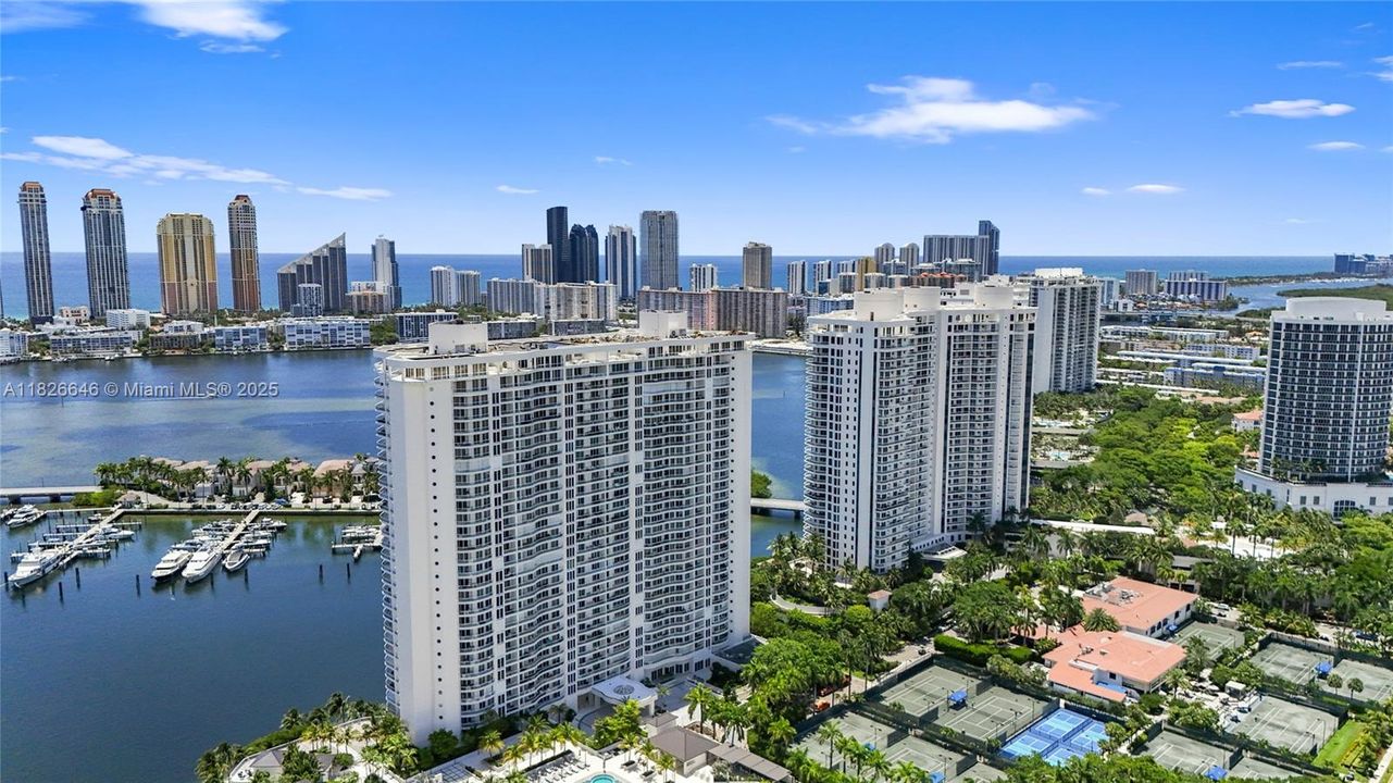 Под контрактом: $1,500,000 (2 спален, 2 ванн, 2730 Квадратных фут)