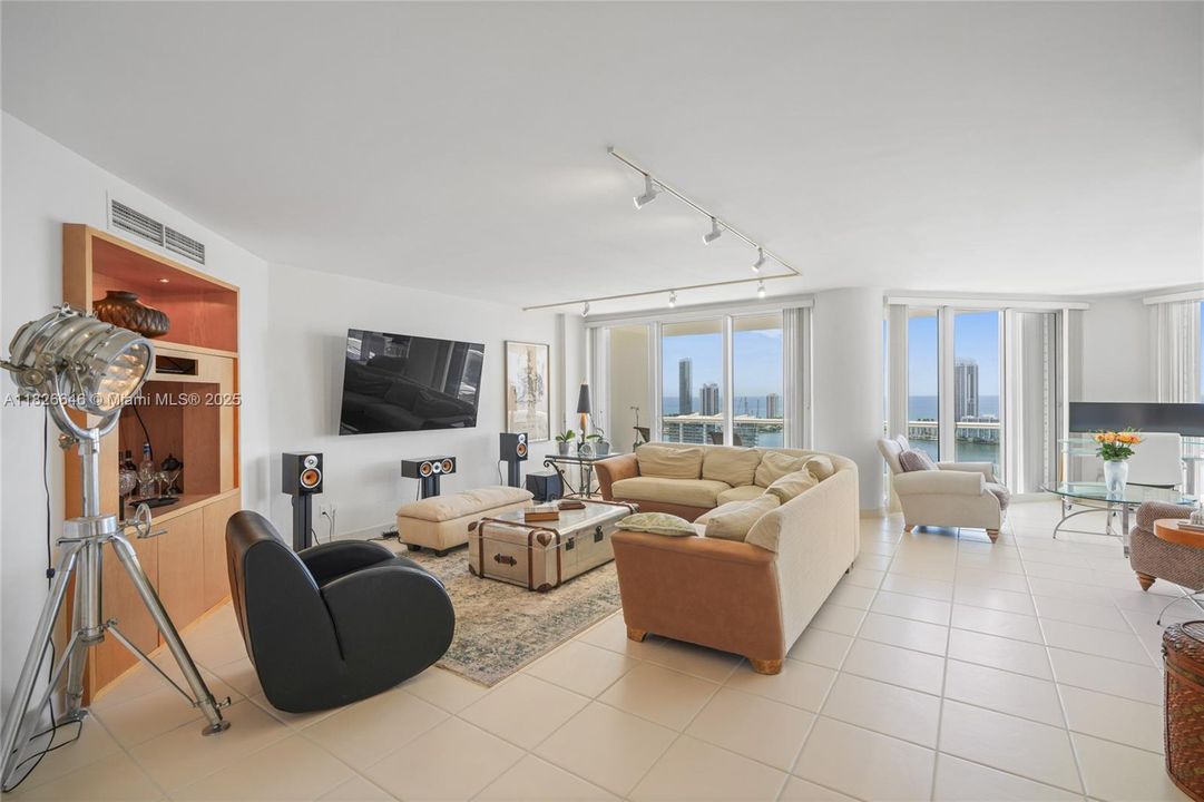 Под контрактом: $1,500,000 (2 спален, 2 ванн, 2730 Квадратных фут)