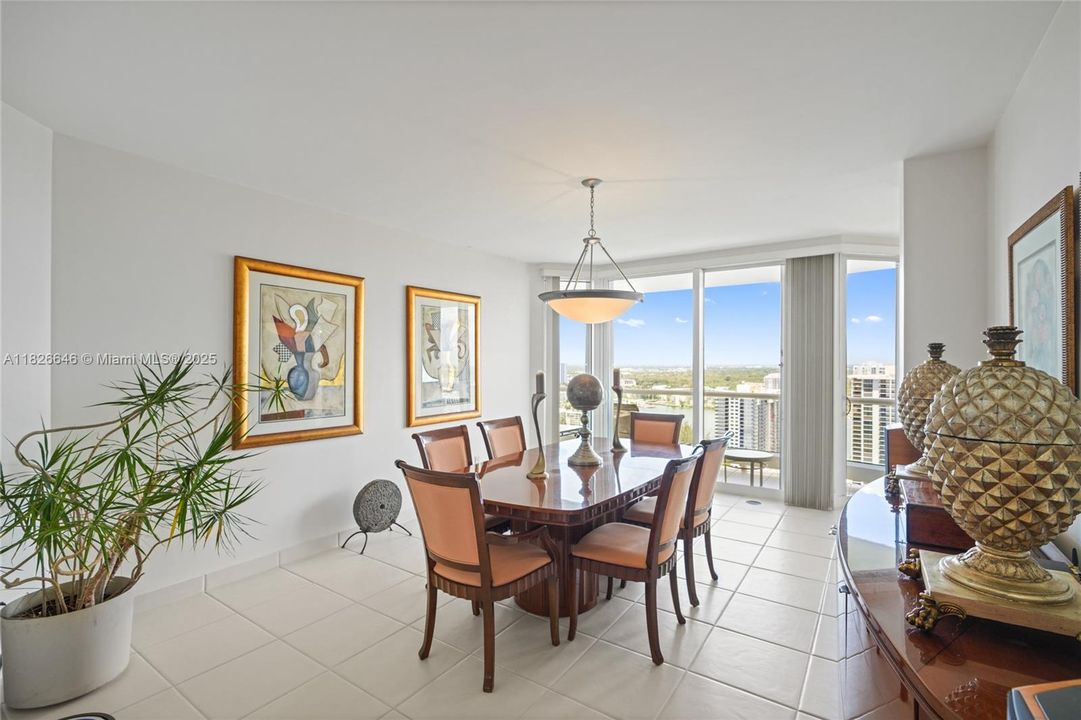 Под контрактом: $1,500,000 (2 спален, 2 ванн, 2730 Квадратных фут)