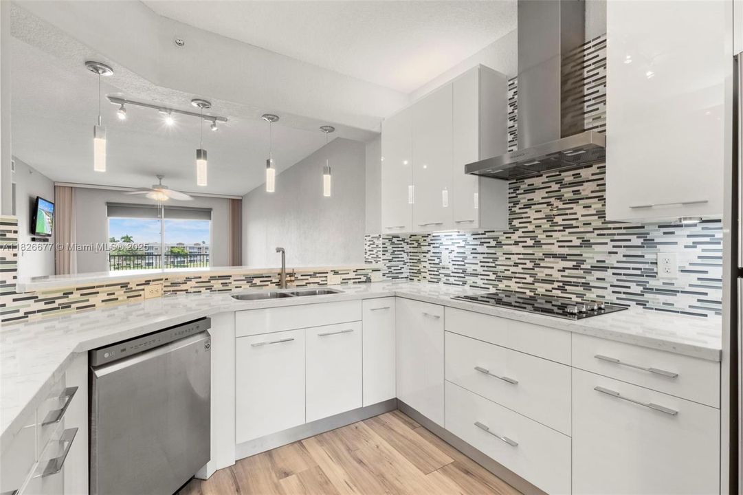 Под контрактом: $249,900 (2 спален, 2 ванн, 1705 Квадратных фут)