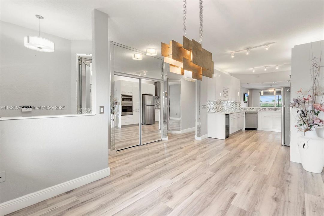 Под контрактом: $249,900 (2 спален, 2 ванн, 1705 Квадратных фут)