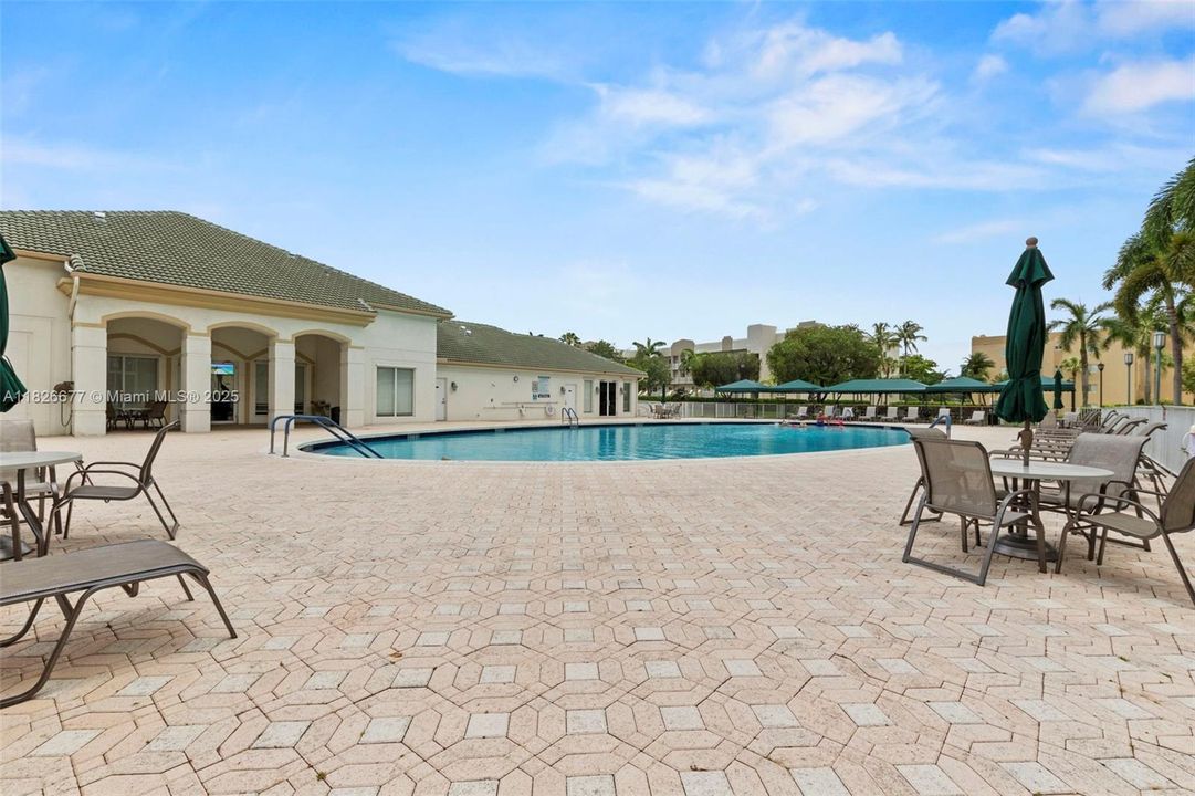 Под контрактом: $249,900 (2 спален, 2 ванн, 1705 Квадратных фут)