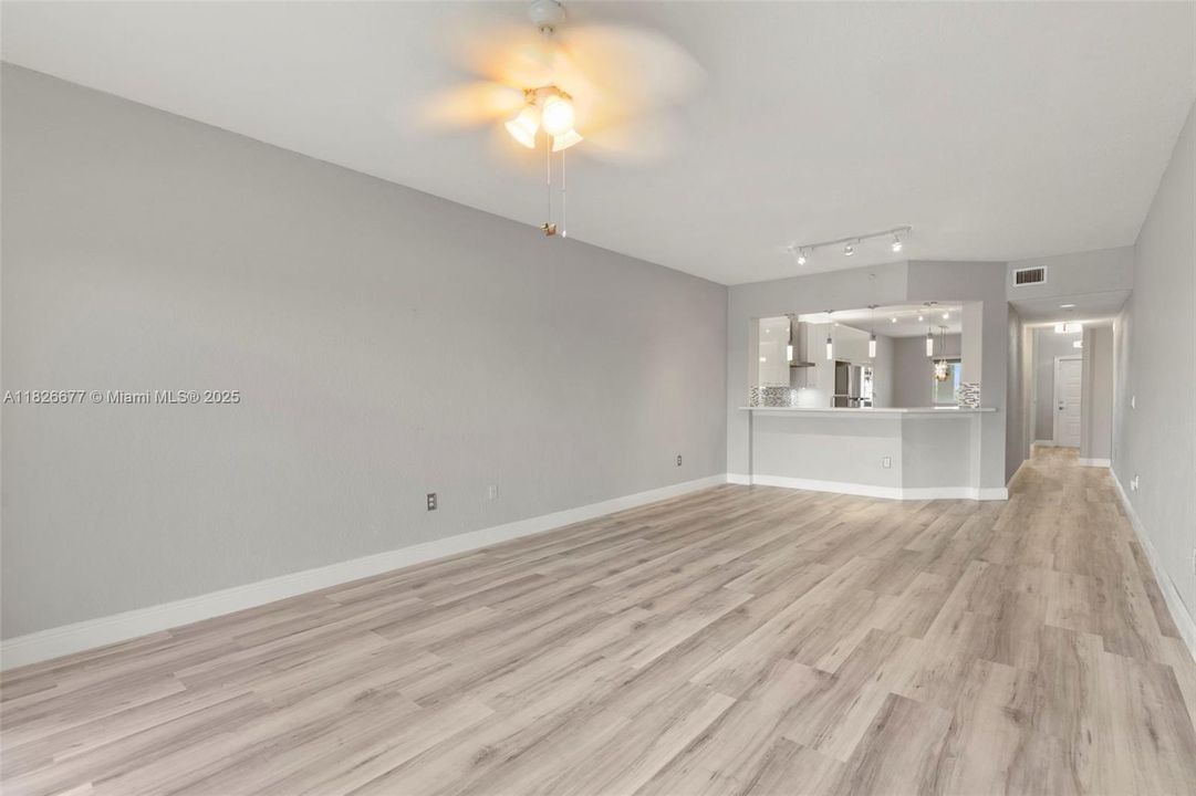 Под контрактом: $249,900 (2 спален, 2 ванн, 1705 Квадратных фут)