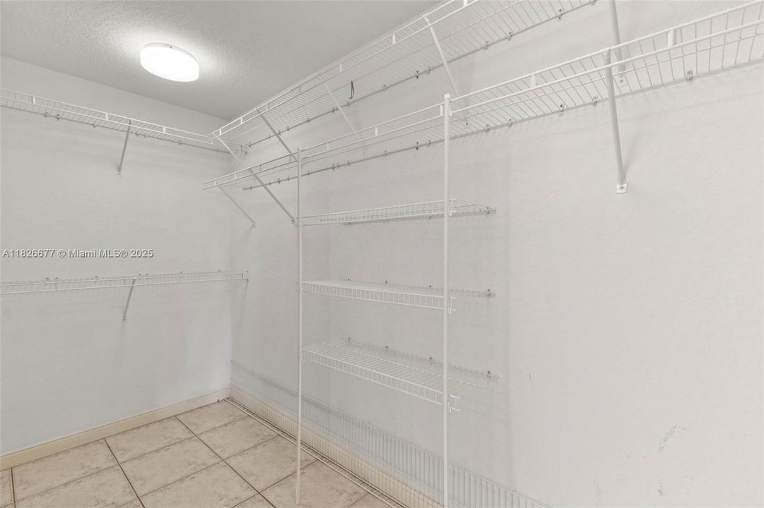 Под контрактом: $249,900 (2 спален, 2 ванн, 1705 Квадратных фут)