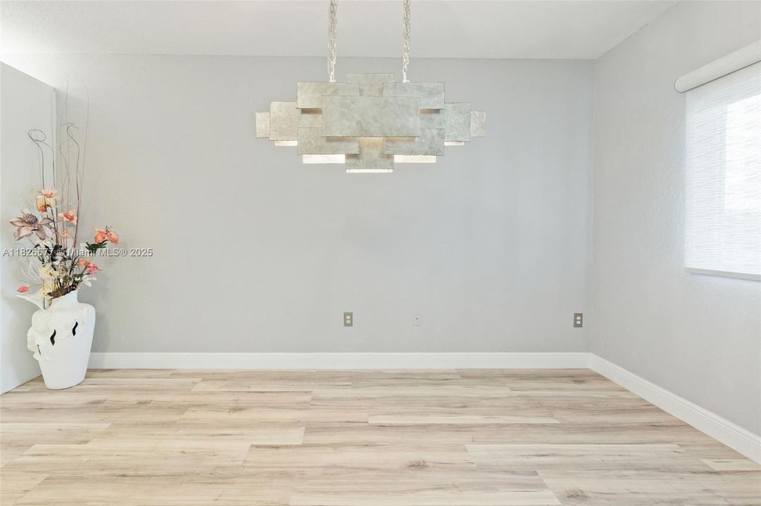 Под контрактом: $249,900 (2 спален, 2 ванн, 1705 Квадратных фут)