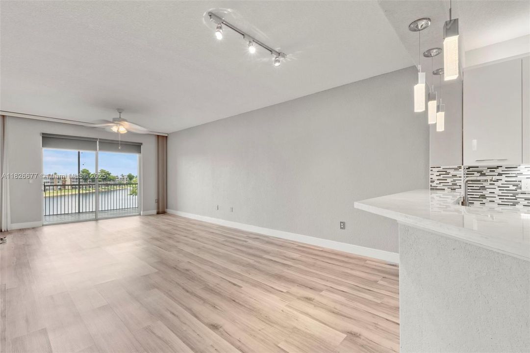 Под контрактом: $249,900 (2 спален, 2 ванн, 1705 Квадратных фут)