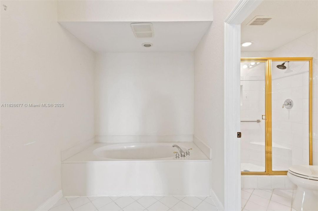 Под контрактом: $249,900 (2 спален, 2 ванн, 1705 Квадратных фут)