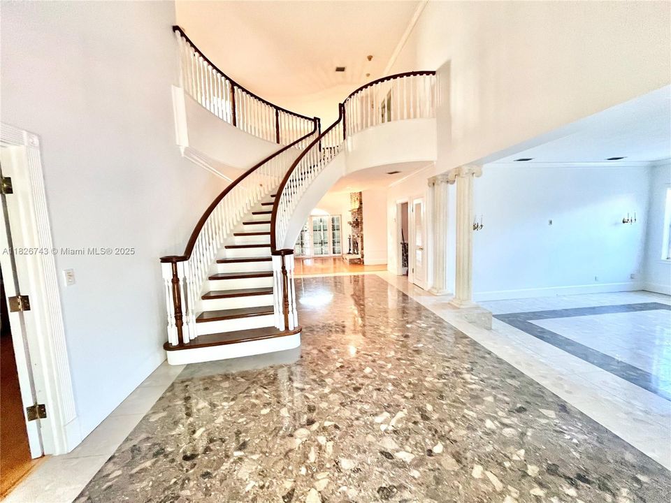 最近售出: $1,399,000 (4 贝兹, 4 浴室, 4092 平方英尺)