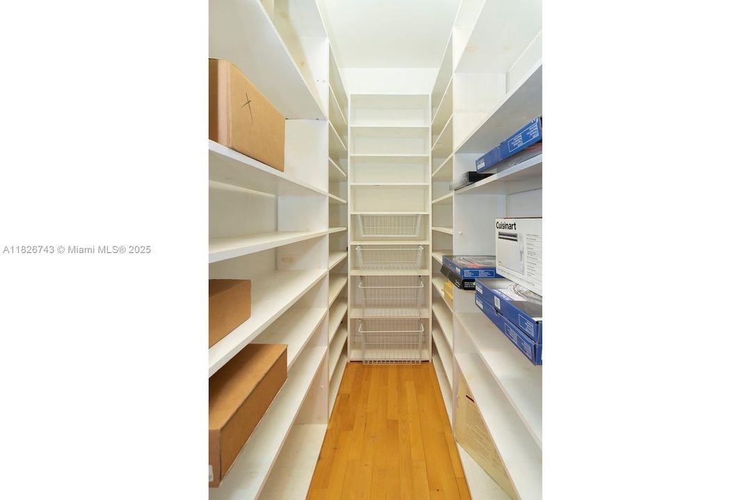 最近售出: $1,399,000 (4 贝兹, 4 浴室, 4092 平方英尺)