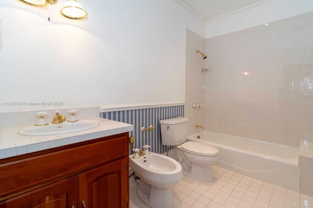 最近售出: $1,399,000 (4 贝兹, 4 浴室, 4092 平方英尺)