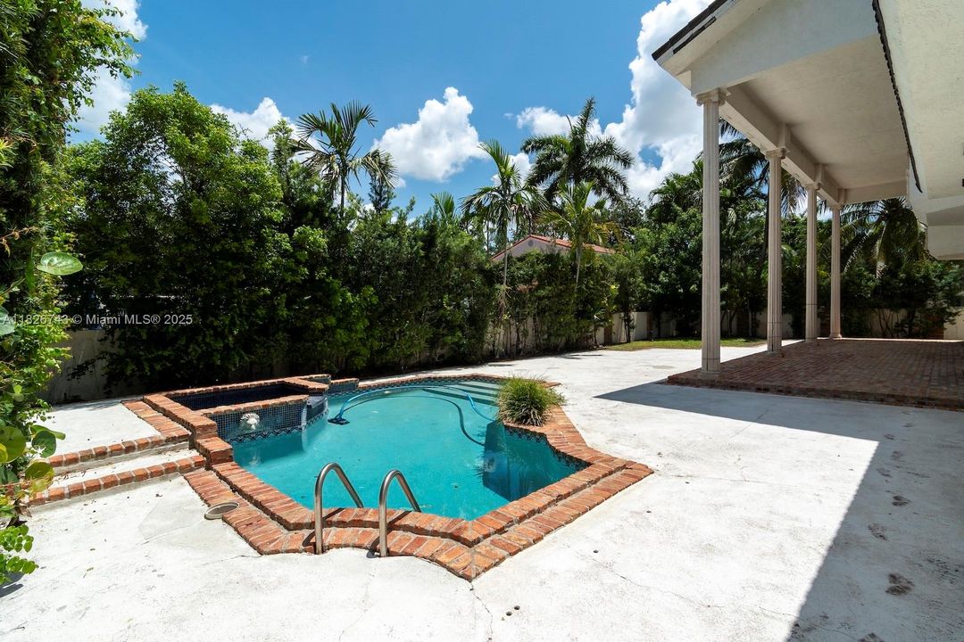 最近售出: $1,399,000 (4 贝兹, 4 浴室, 4092 平方英尺)