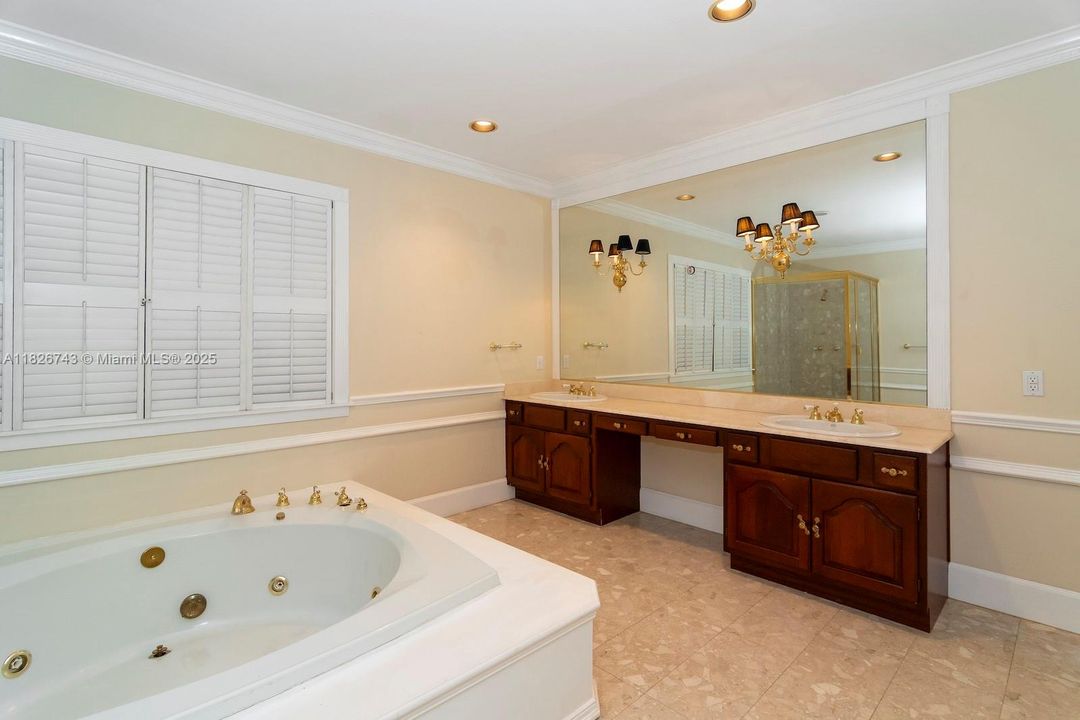 最近售出: $1,399,000 (4 贝兹, 4 浴室, 4092 平方英尺)