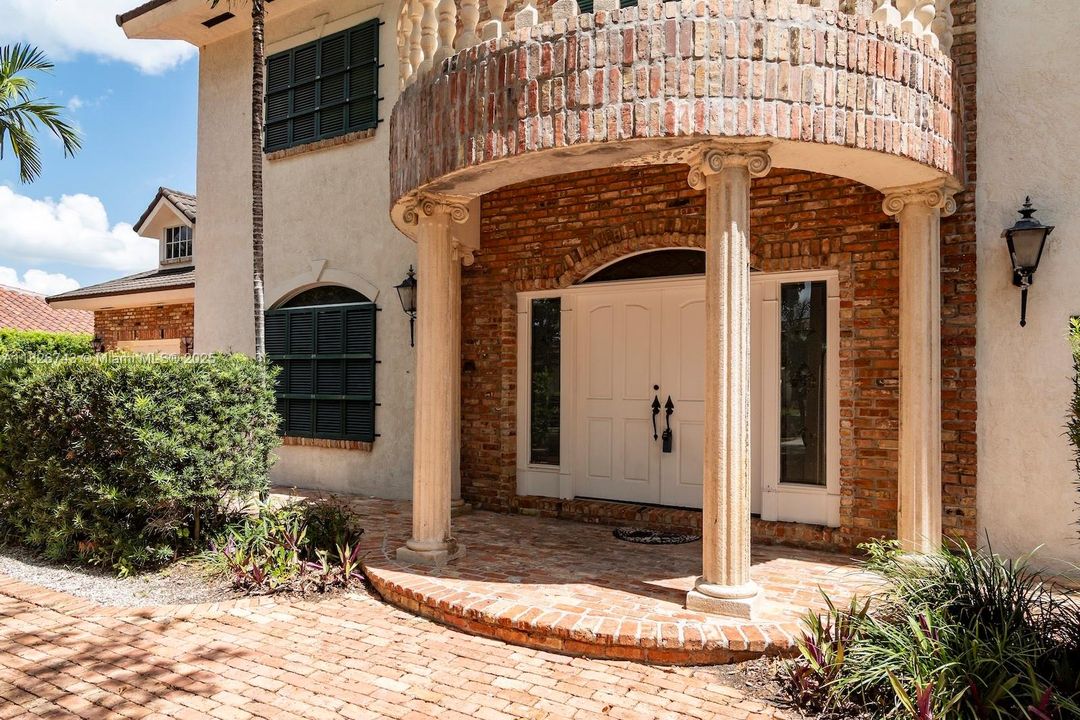 最近售出: $1,399,000 (4 贝兹, 4 浴室, 4092 平方英尺)