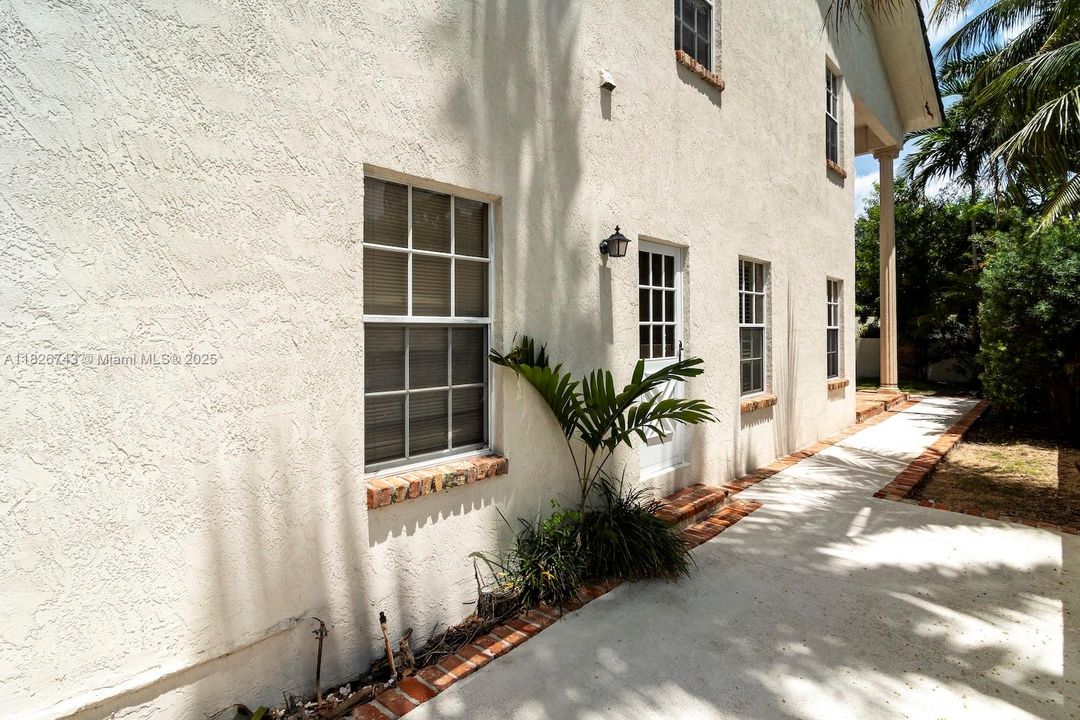 最近售出: $1,399,000 (4 贝兹, 4 浴室, 4092 平方英尺)