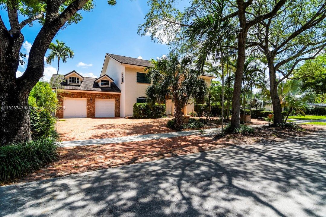 最近售出: $1,399,000 (4 贝兹, 4 浴室, 4092 平方英尺)