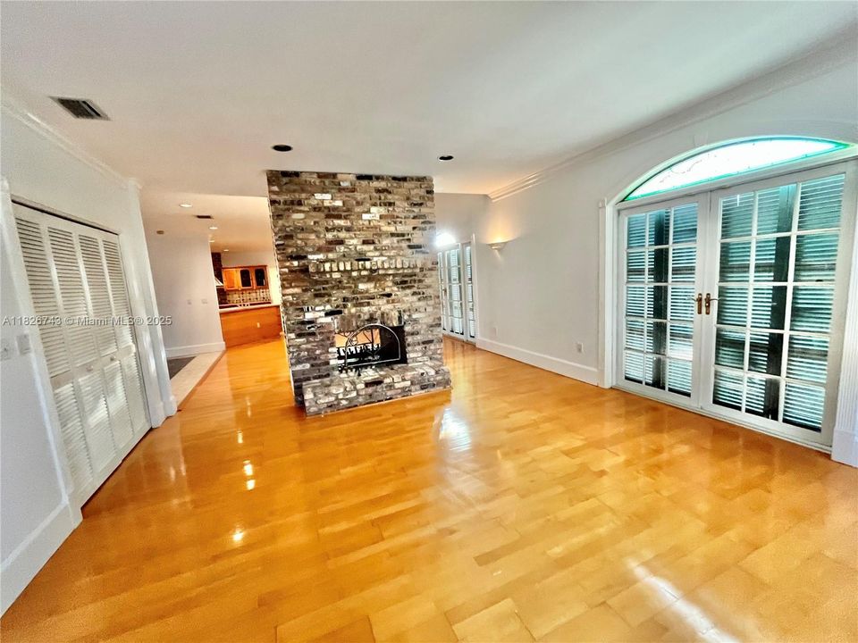 最近售出: $1,399,000 (4 贝兹, 4 浴室, 4092 平方英尺)