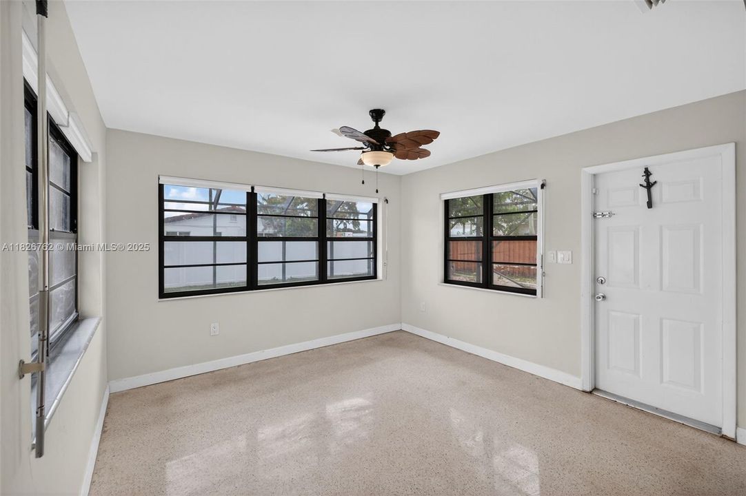 Vendido Recientemente: $575,000 (3 camas, 2 baños, 1714 Pies cuadrados)