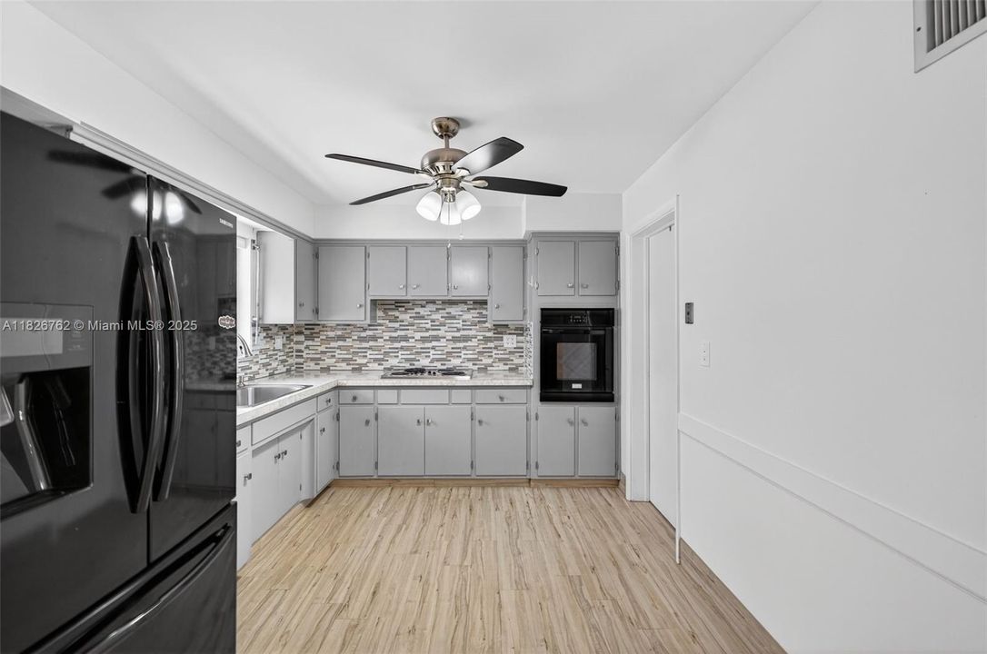 Vendido Recientemente: $575,000 (3 camas, 2 baños, 1714 Pies cuadrados)