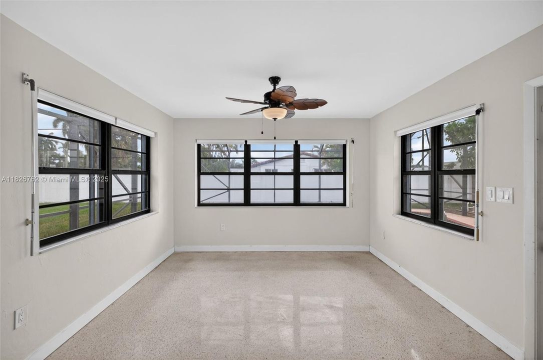 Vendido Recientemente: $575,000 (3 camas, 2 baños, 1714 Pies cuadrados)