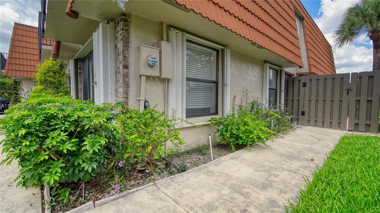 For Sale: $515,000 (3 beds, 2 baths, 2457 Square Feet)