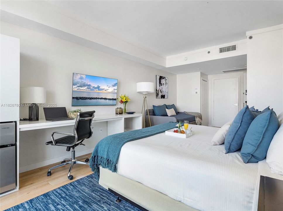 For Sale: $689,000 (1 beds, 2 baths, 747 Square Feet)