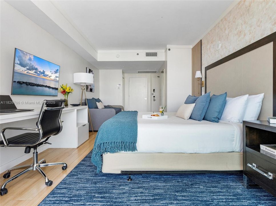 For Sale: $689,000 (1 beds, 2 baths, 747 Square Feet)