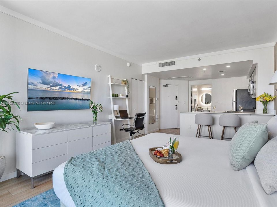 For Sale: $689,000 (1 beds, 2 baths, 747 Square Feet)