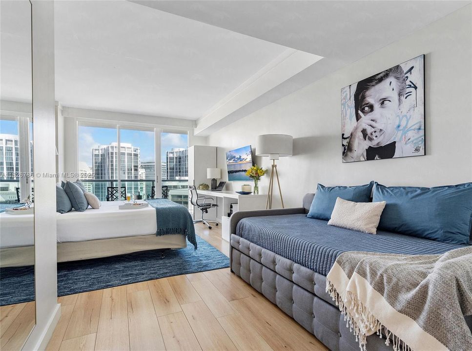 For Sale: $689,000 (1 beds, 2 baths, 747 Square Feet)