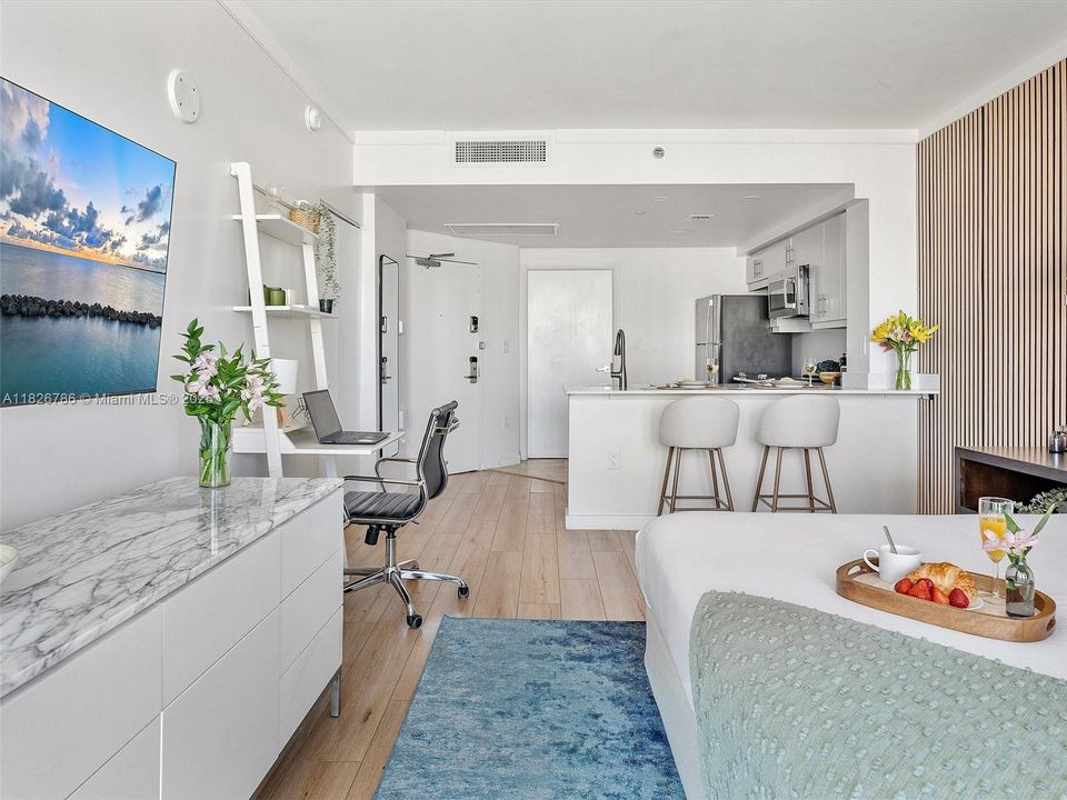 For Sale: $689,000 (1 beds, 2 baths, 747 Square Feet)