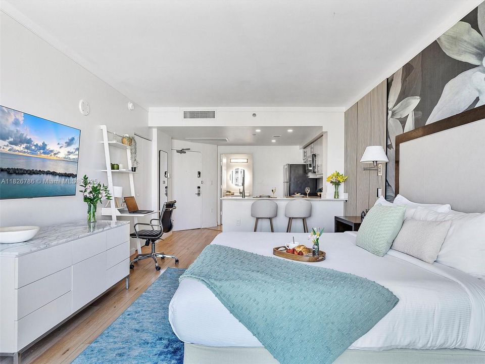 For Sale: $689,000 (1 beds, 2 baths, 747 Square Feet)