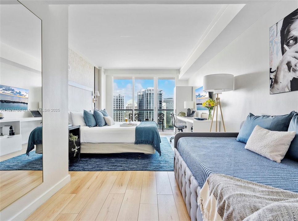 For Sale: $689,000 (1 beds, 2 baths, 747 Square Feet)