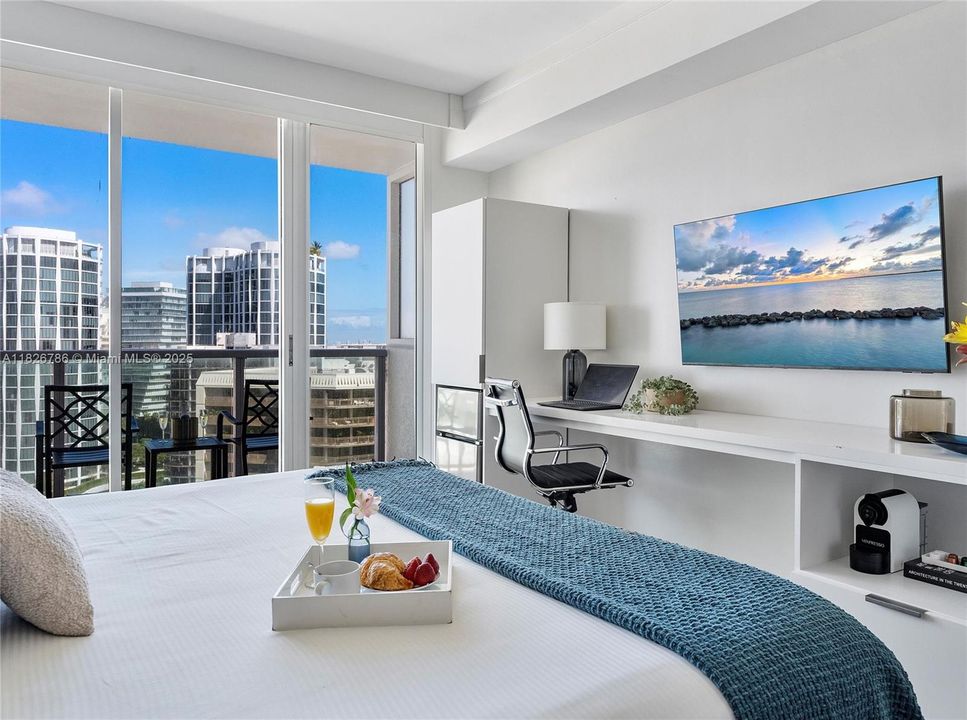 For Sale: $689,000 (1 beds, 2 baths, 747 Square Feet)