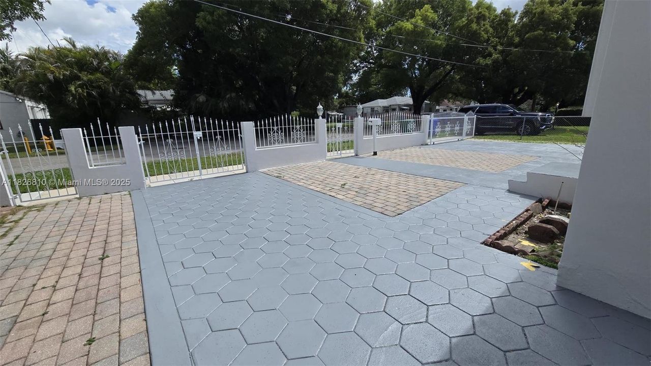 Recently Sold: $660,000 (3 beds, 2 baths, 1286 Square Feet)