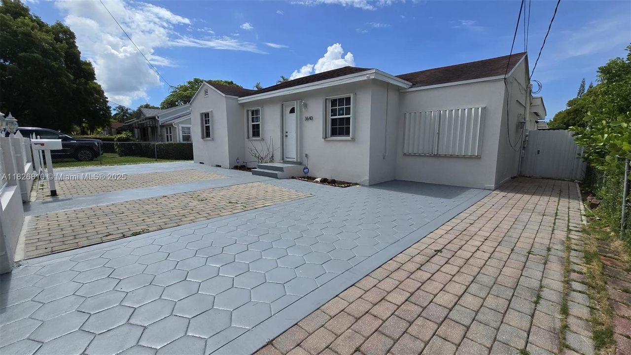 Recently Sold: $660,000 (3 beds, 2 baths, 1286 Square Feet)