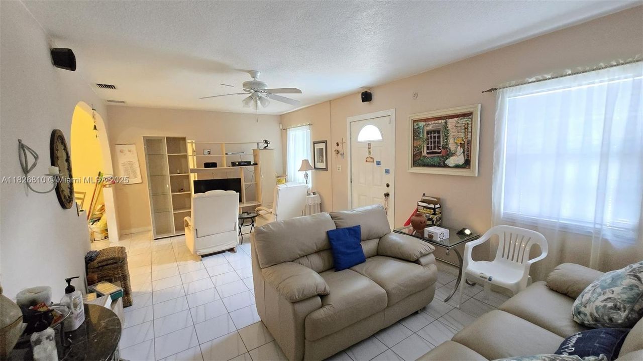 Recently Sold: $660,000 (3 beds, 2 baths, 1286 Square Feet)