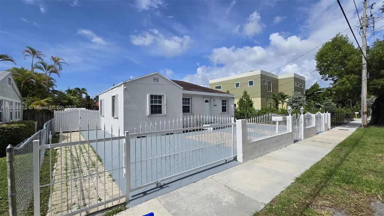 Recently Sold: $660,000 (3 beds, 2 baths, 1286 Square Feet)